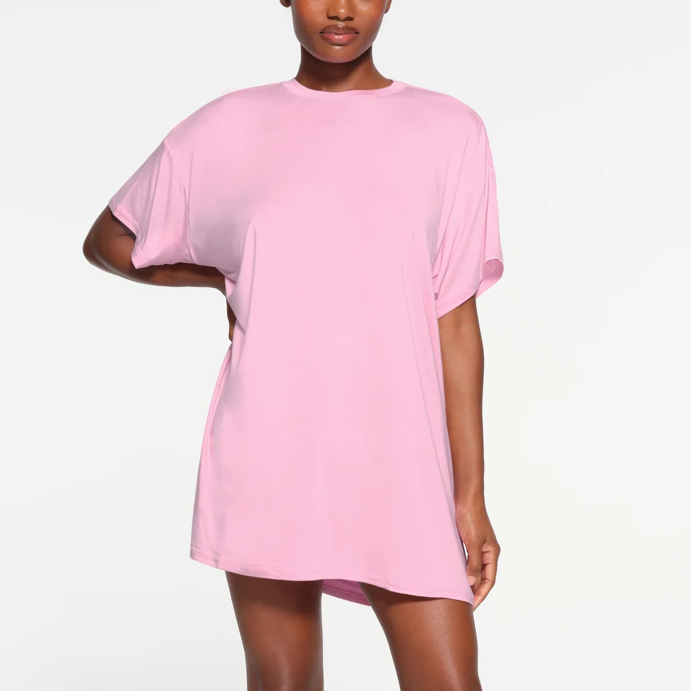 Платье SKIMS SLEEP T-SHIRT MINI DRESS BUBBLE GUM - изображение 2
