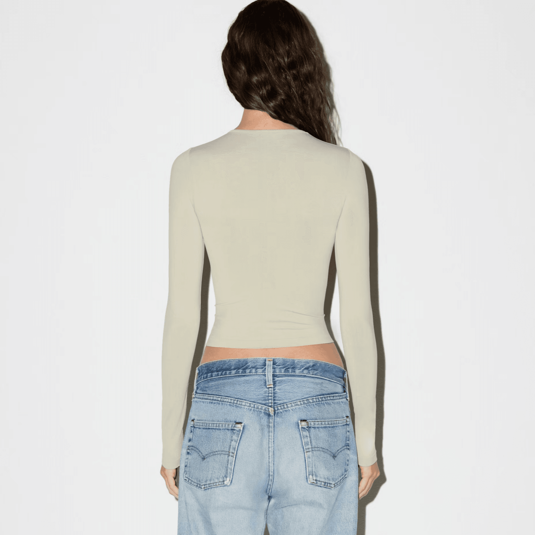 Кофта SKIMS SOFT SMOOTHING SEAMLESS LONG SLEEVE T-SHIRT FW25T - изображение 4