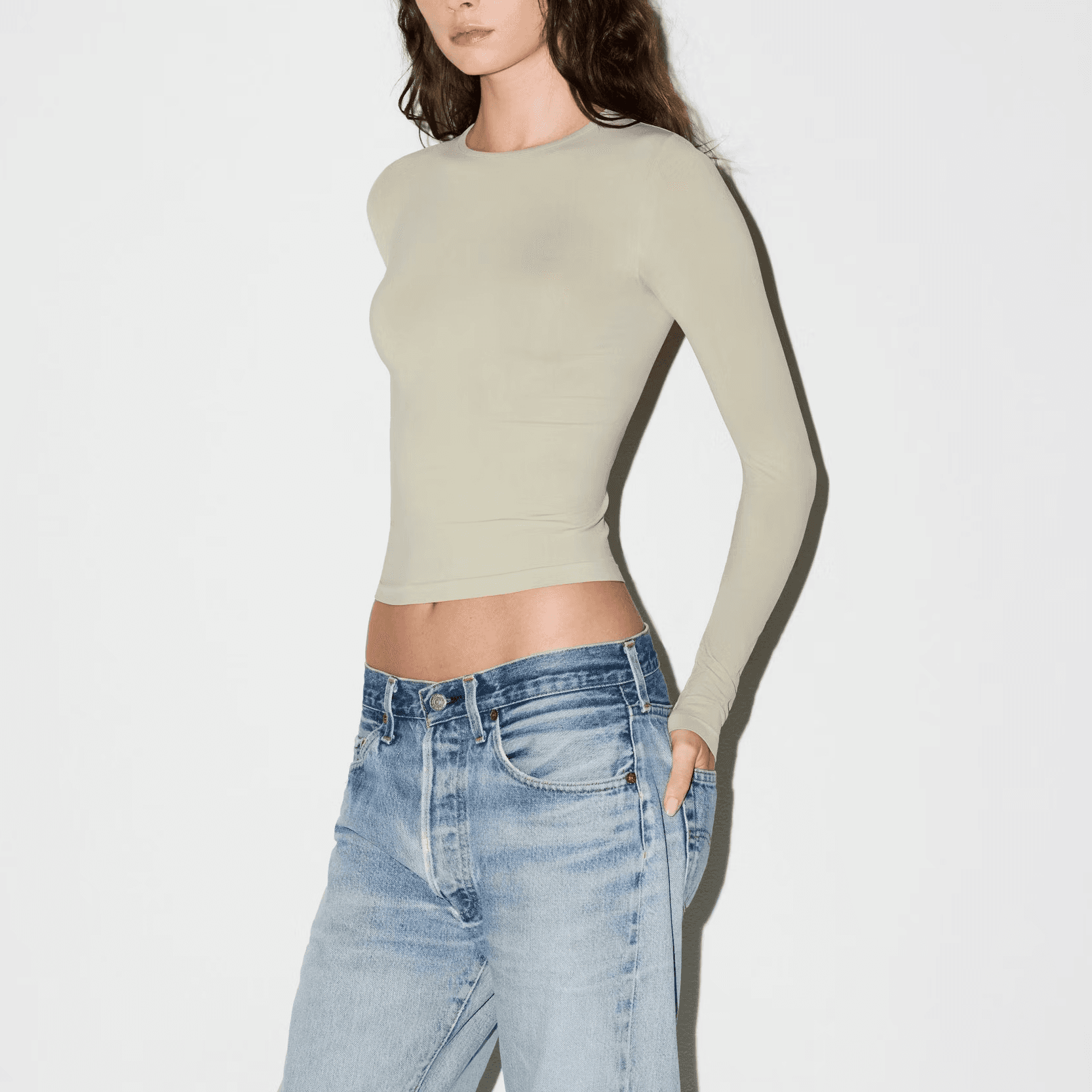 Кофта SKIMS SOFT SMOOTHING SEAMLESS LONG SLEEVE T-SHIRT FW25T - изображение 5