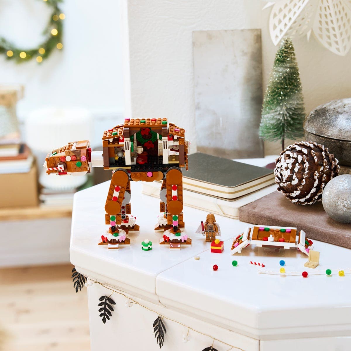 Конструктор LEGO Star Wars Gingerbread At At™ Уокер Пластиковые конструкторы 697 шт. 40806 - изображение 4