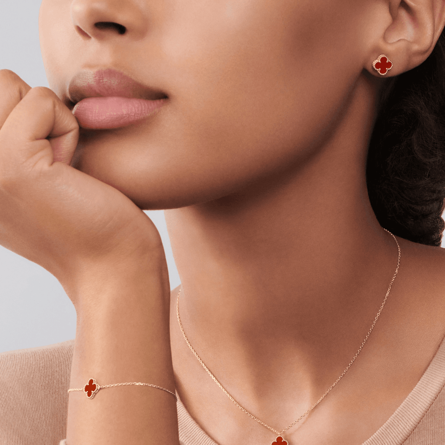 Серьги Van Cleef & Arpels Alhambra Carnelian Single Flower Earrings Rose Gold - изображение 4